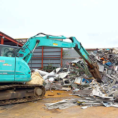 金属スクラップは敷地内でおろします